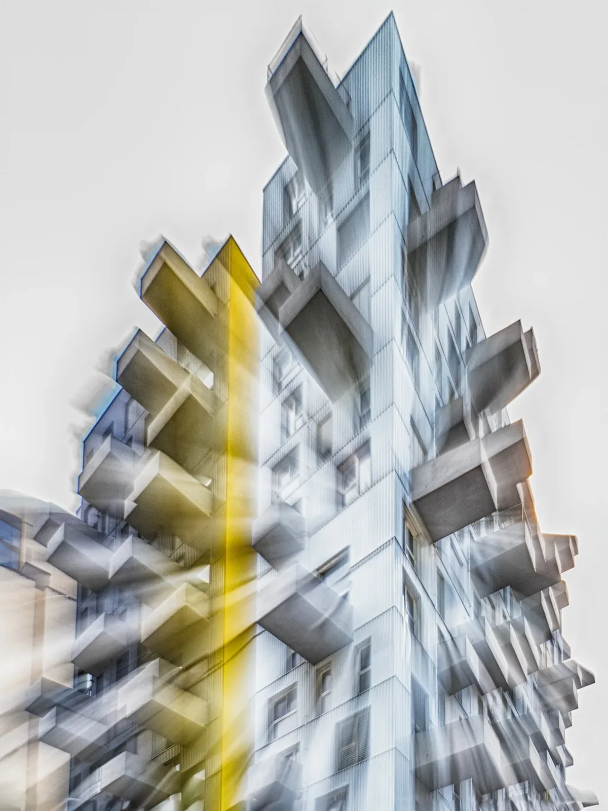 Hochhaus in Wischtechnik nach oben gezogen, gelbe Farbakzente
