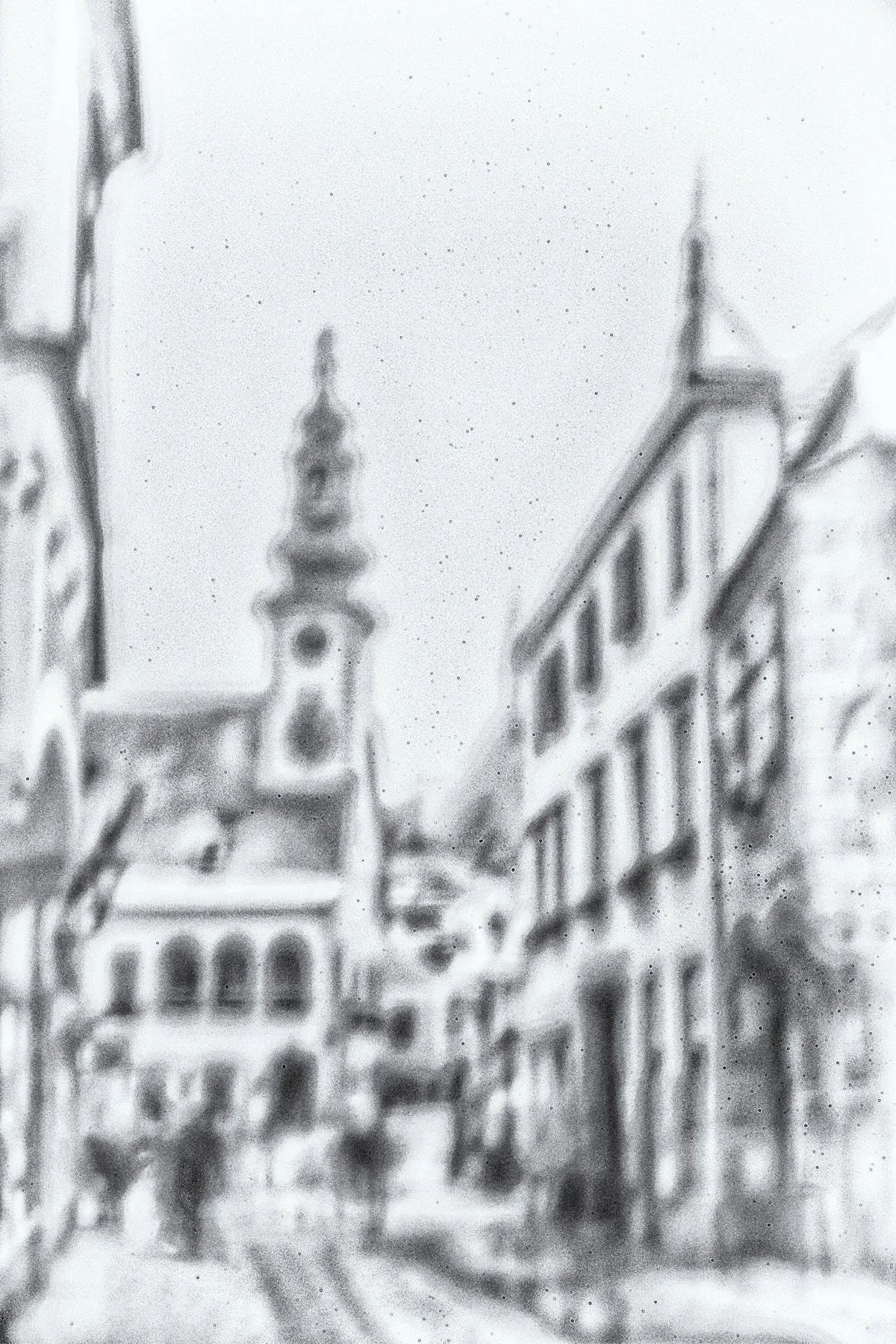 Platz mit Kirchturm in zeichnerischer Bearbeitung, Hochformat