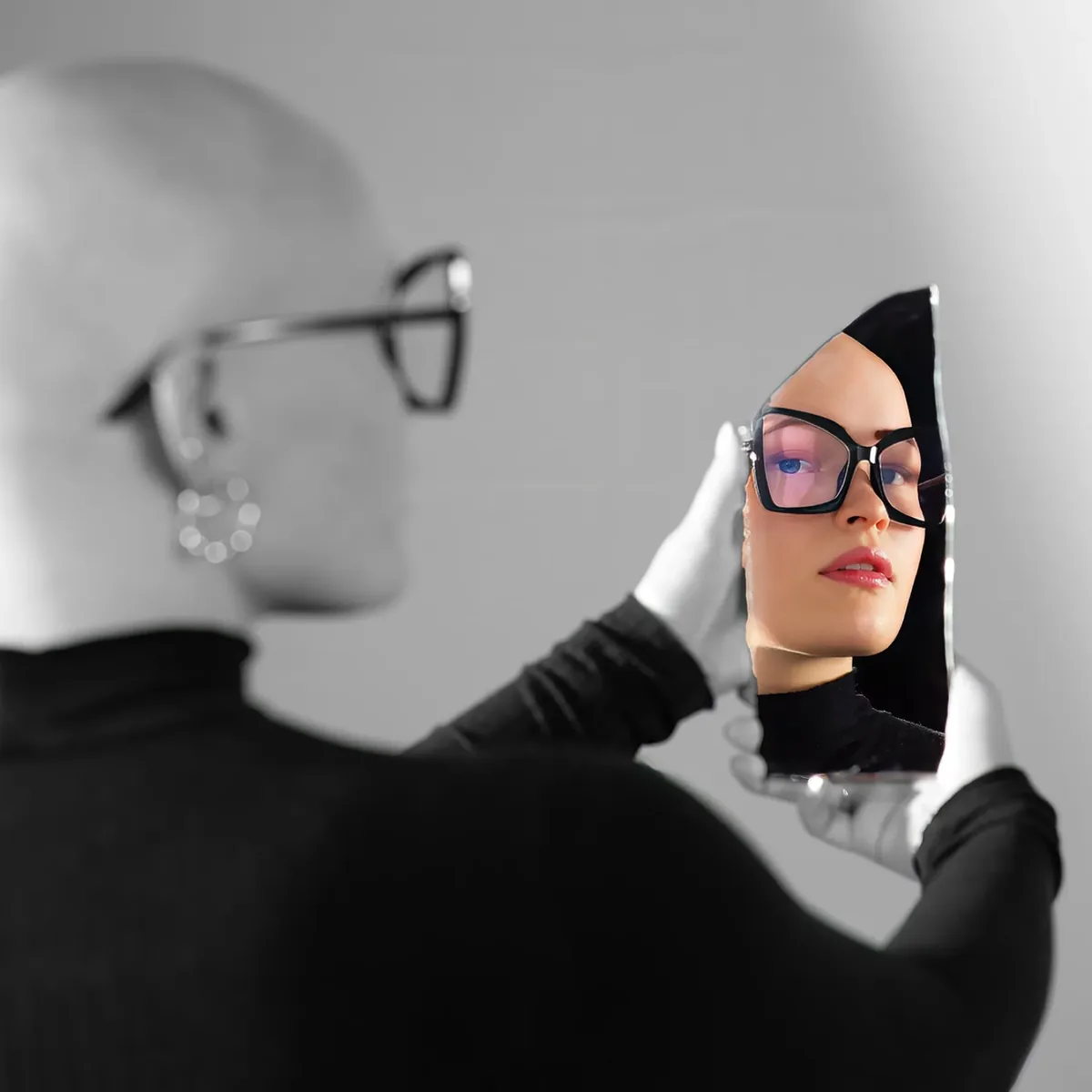 Zwei Frauen mit Brillen als grafische Schwarzweiß-Montage